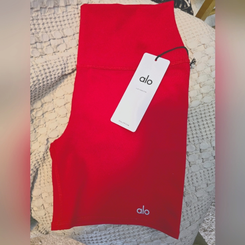 ✨️BNWT✨️ ALO Yoga 5" Bike Shorts in Classic Red
